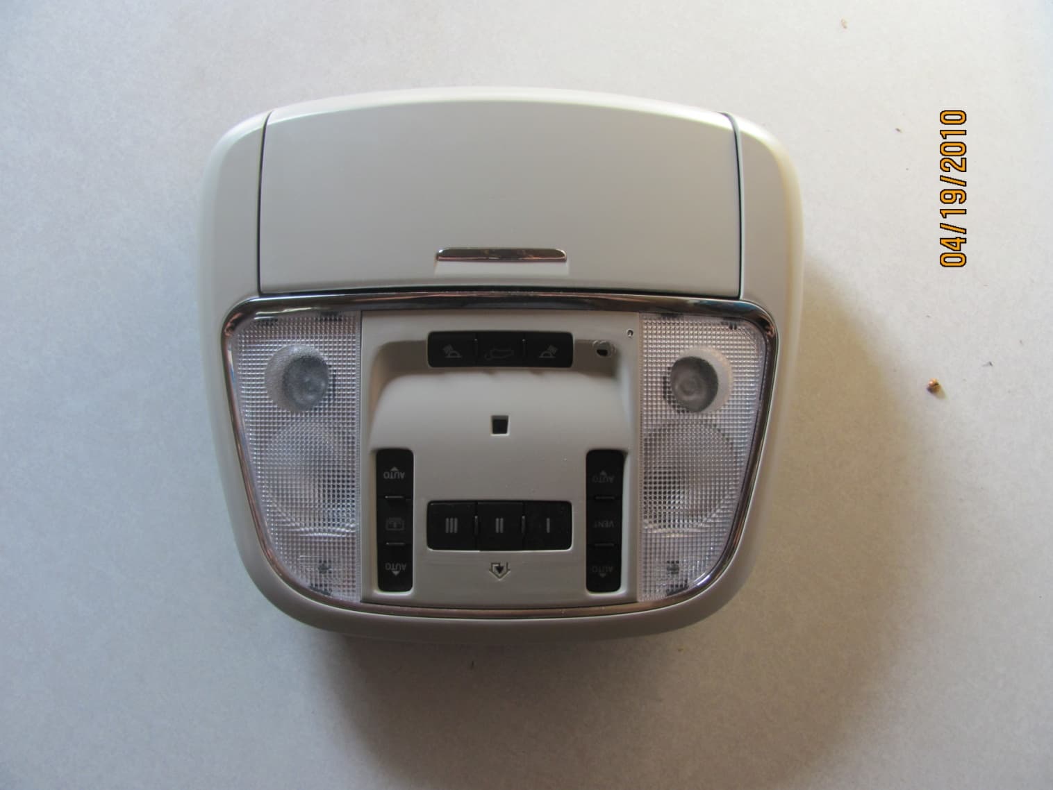 Iniversal Garage Door Opener Transceiver - FCC ID CB2WLHL4 - Johnson Controls Interiors L.L.C.
