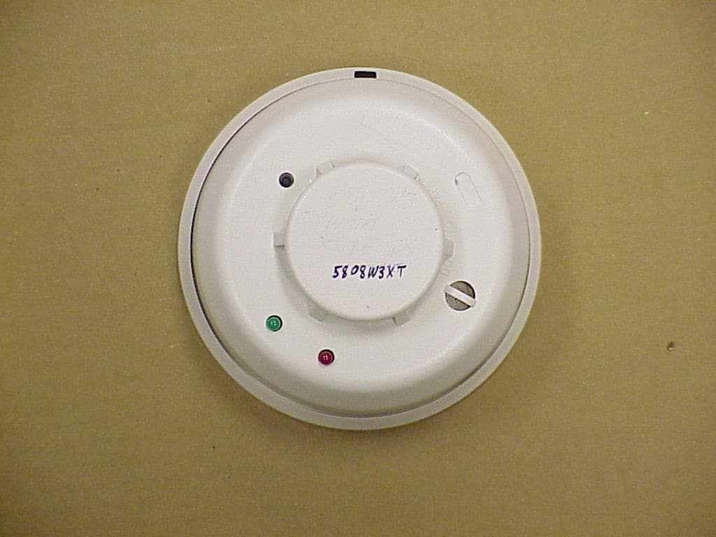 Photoelectronic Smoke/Temperature Detector with Transmitter - FCC ID CFS8DL5808W3XT - Ademco Inc.