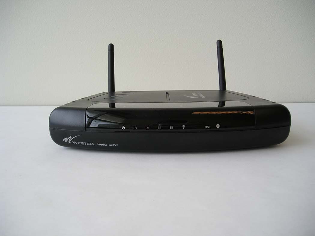 4 Port wireless gateway router - FCC ID CH8C90327WXX-06 - Westell Inc (2)
