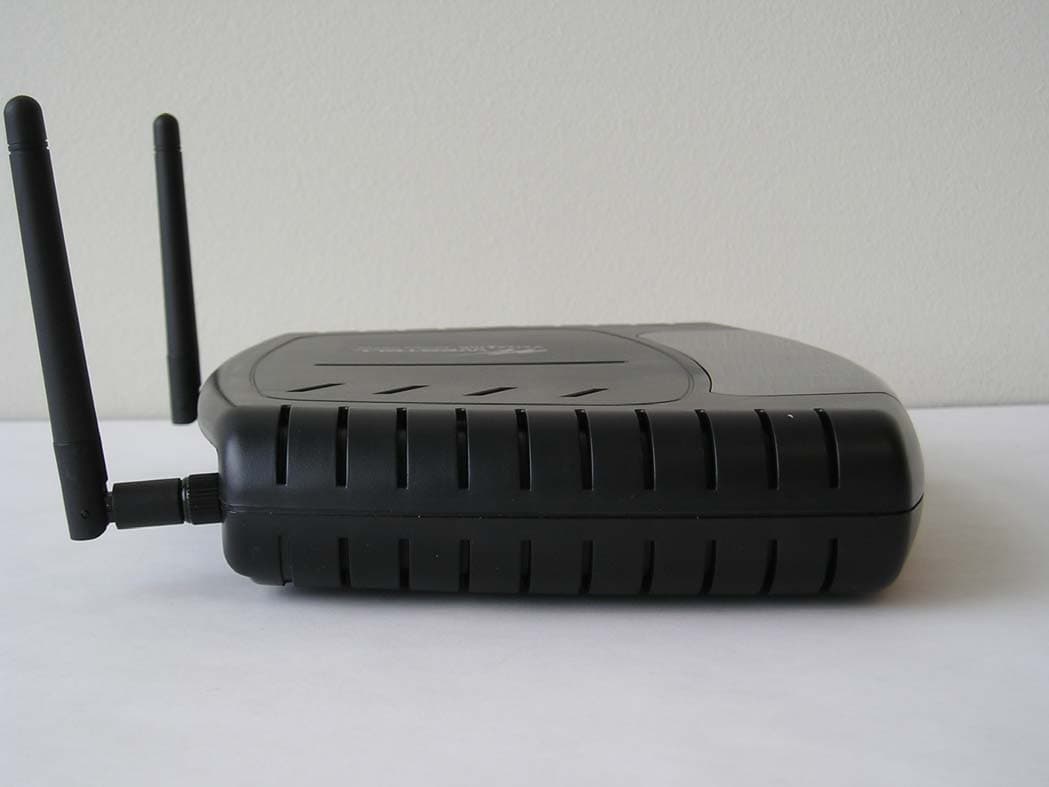 4 Port wireless gateway router - FCC ID CH8C90327WXX-06 - Westell Inc (3)