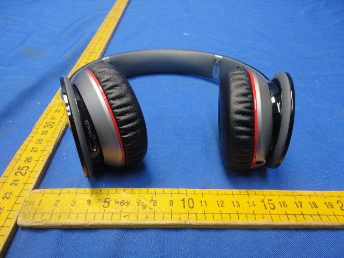 Bluetooth headset - FCC ID COW81000012 - Beats Electronics, LLC (2)