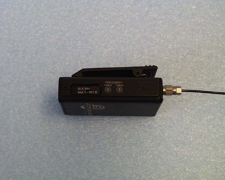 WIRELESS MICROPHONE TRANSMITTER - FCC ID DBZUM400AV - Lectrosonics Inc (2)