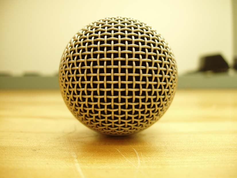 Non-Broadcast Transmitter Held to Face - FCC ID DD4UR2A - Shure Incorporated