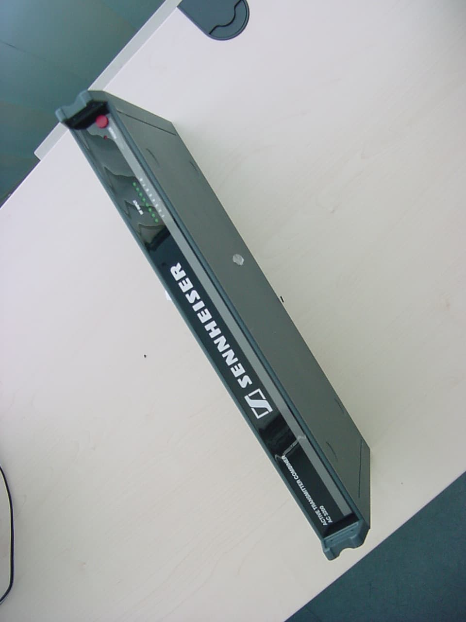 Antenna Combiner - FCC ID DMOAC3200 - Sennheiser Electronic Corp (2)