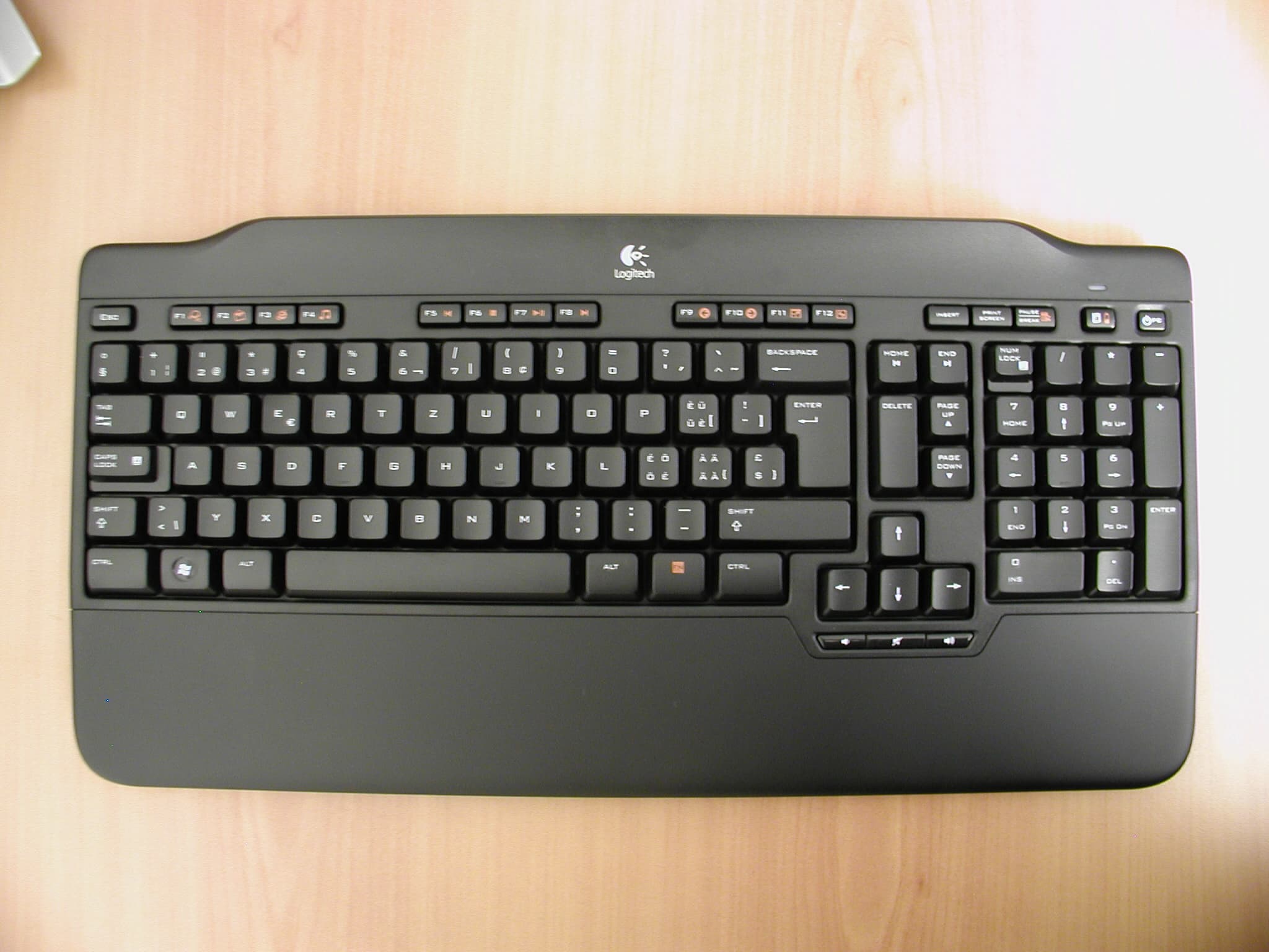 27MHz cordless keyboard - FCC ID DZLYUU87 - Logitech Inc
