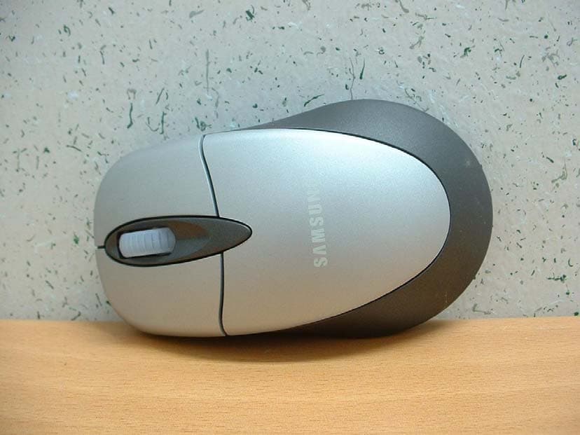 WIRELESS OPTICAL MOUSE - FCC ID E2XOMR6000M - Samsung Electro Mechanics (4)
