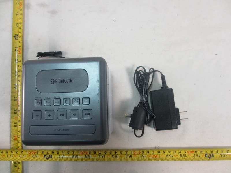 LED Color Changing Dual Alarm Clock Radio with USB Charging - FCC ID EMOIBT28N - SDI Technologies Inc. (3)