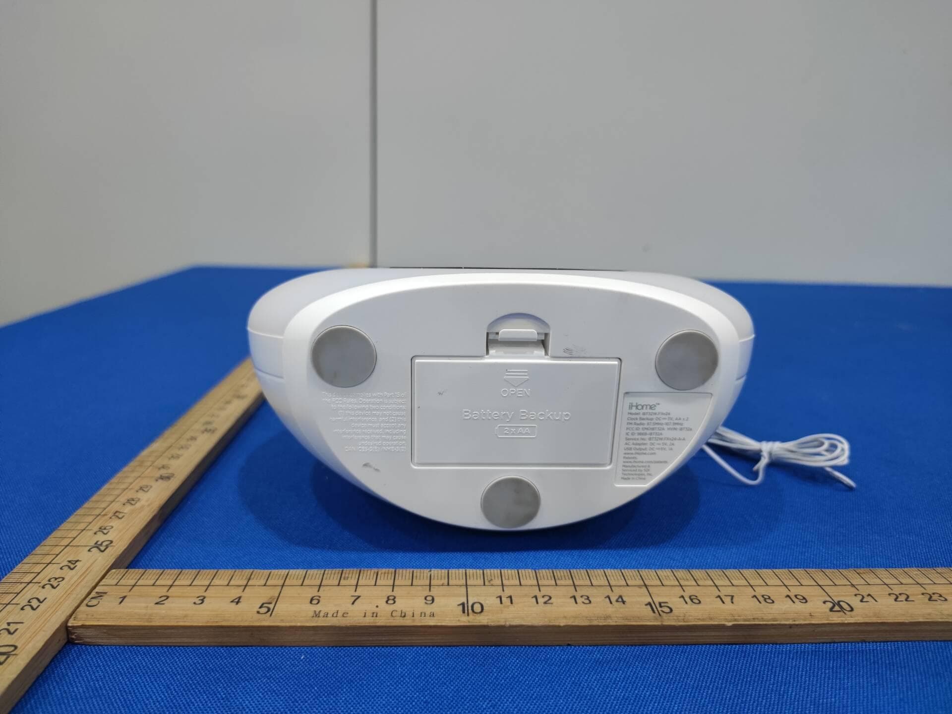 BLUETOOTH COLOR CHANGING USB CHARGING & FM CLOCK RADIO - FCC ID EMOIBT32A - SDI Technologies Inc. (4)