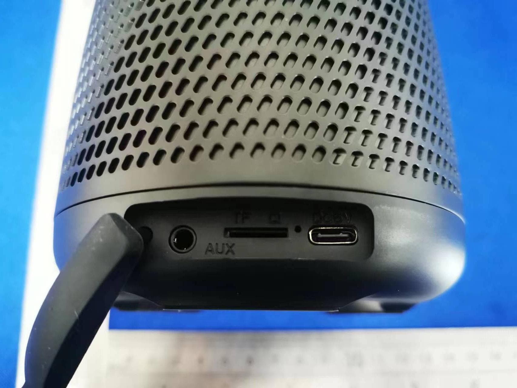 Portable Color Changing Stereo Speaker with Passive Radiator and Microphone - Speaker - FCC ID EMOIKBT70A - SDI Technologies Inc. (5)