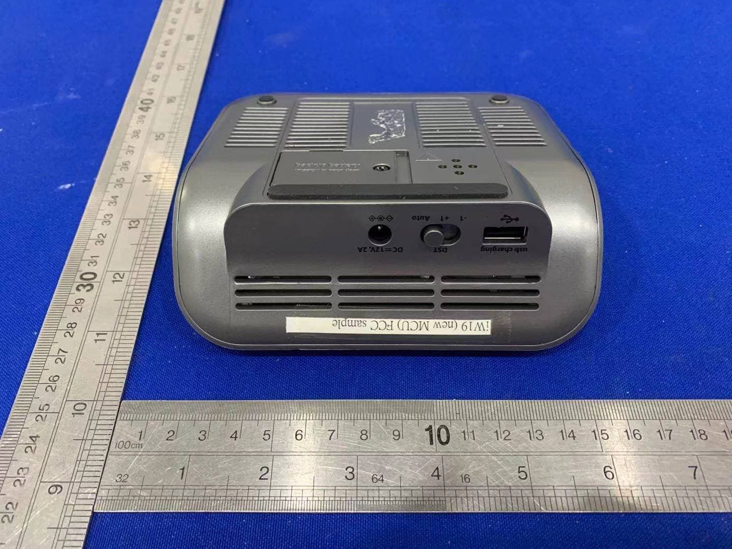 Compact Clock with Wireless Charging - FCC ID EMOIW19B - SDI Technologies Inc. (2)