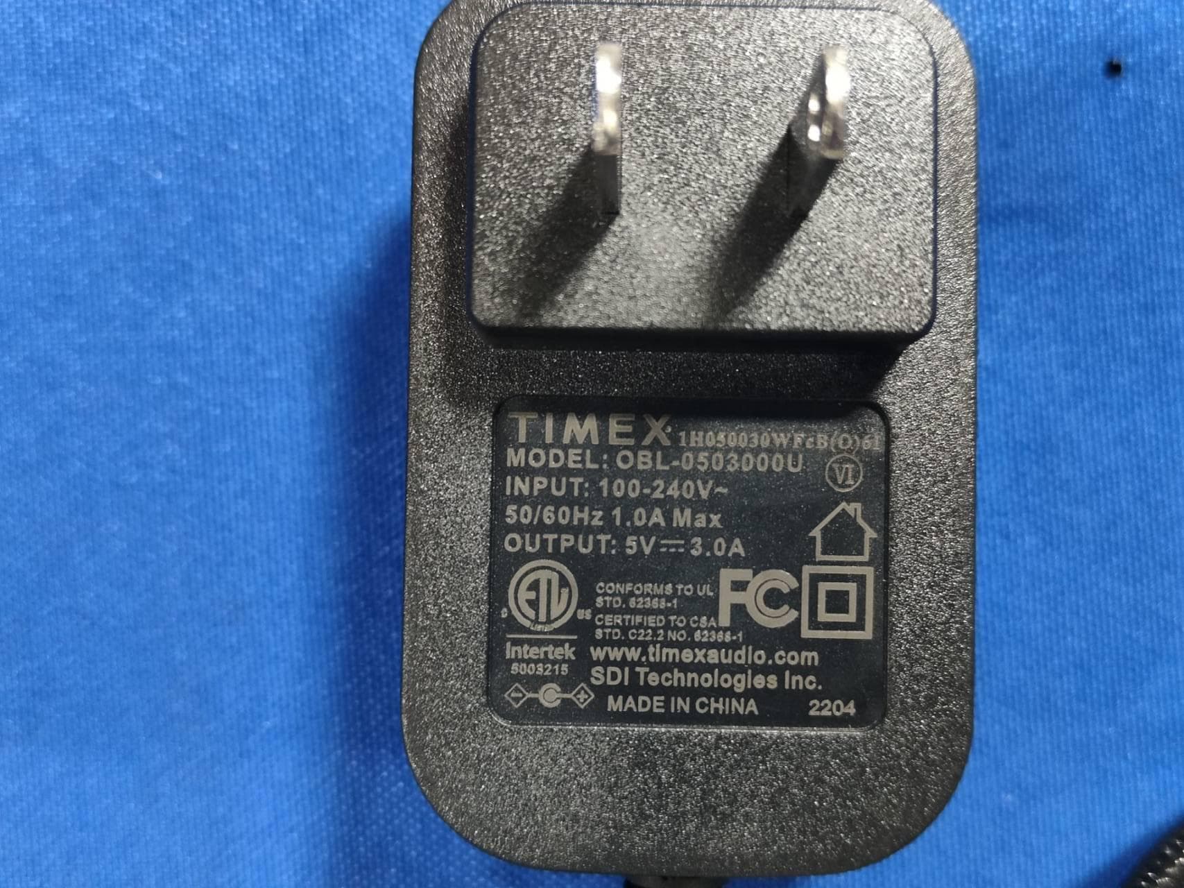 Compact Bedside Alarm Clock Radio with Wireless Charging with USB Charging - FCC ID EMOTW500C - SDI Technologies Inc. (3)