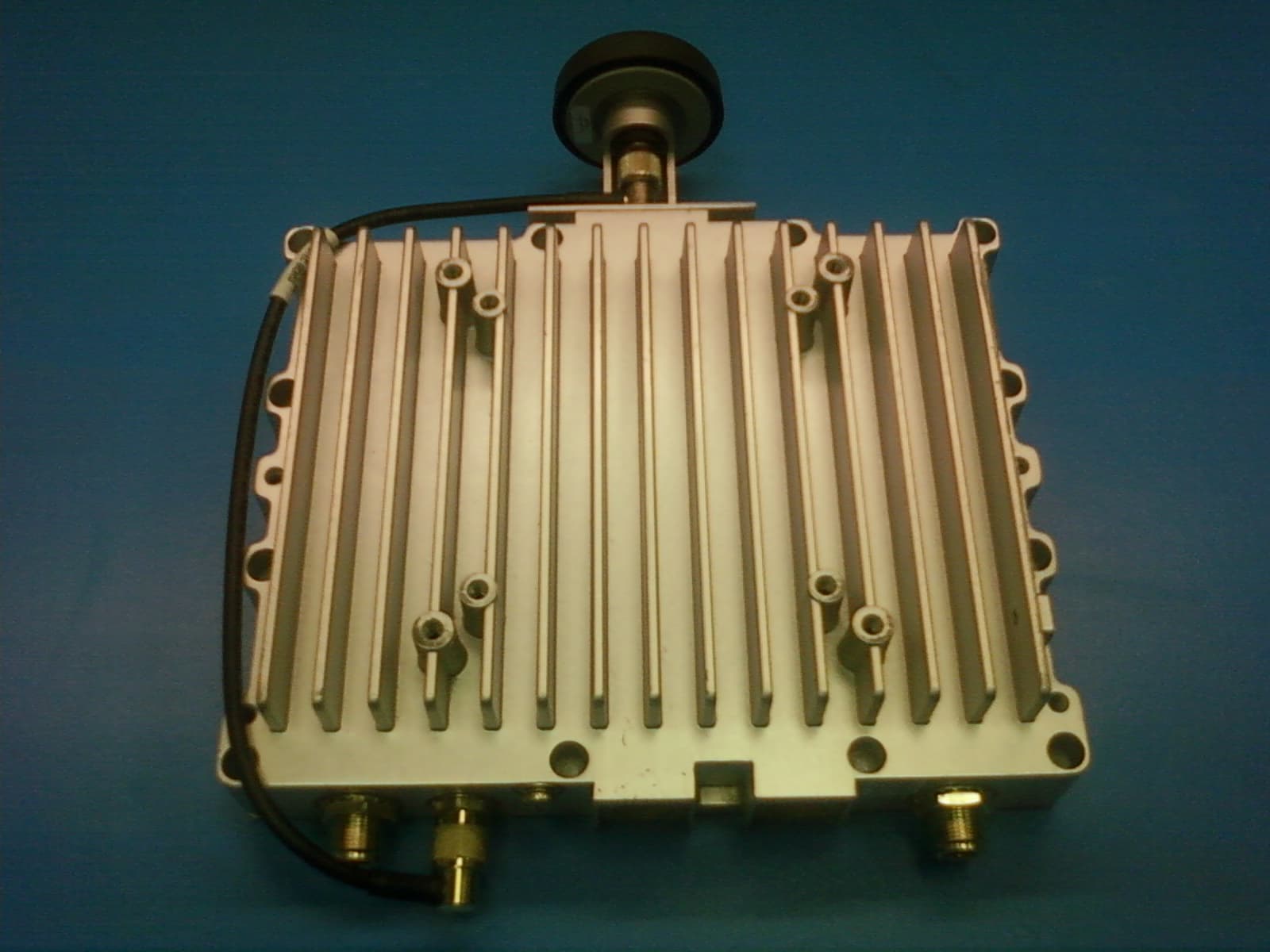 900 MHz Broadband Base Station - FCC ID EOT-1409290100 - CALAMP WIRELESS NETWORKS INC.