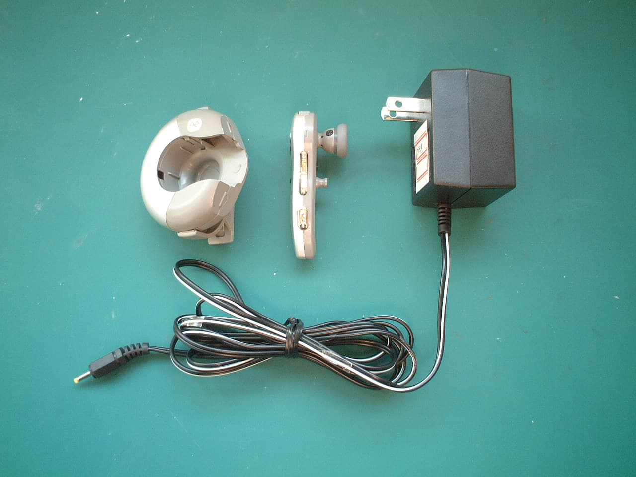 Bluetooth Wireless Headset - FCC ID F37ABH204 - Auto Electronics Corporation (2)