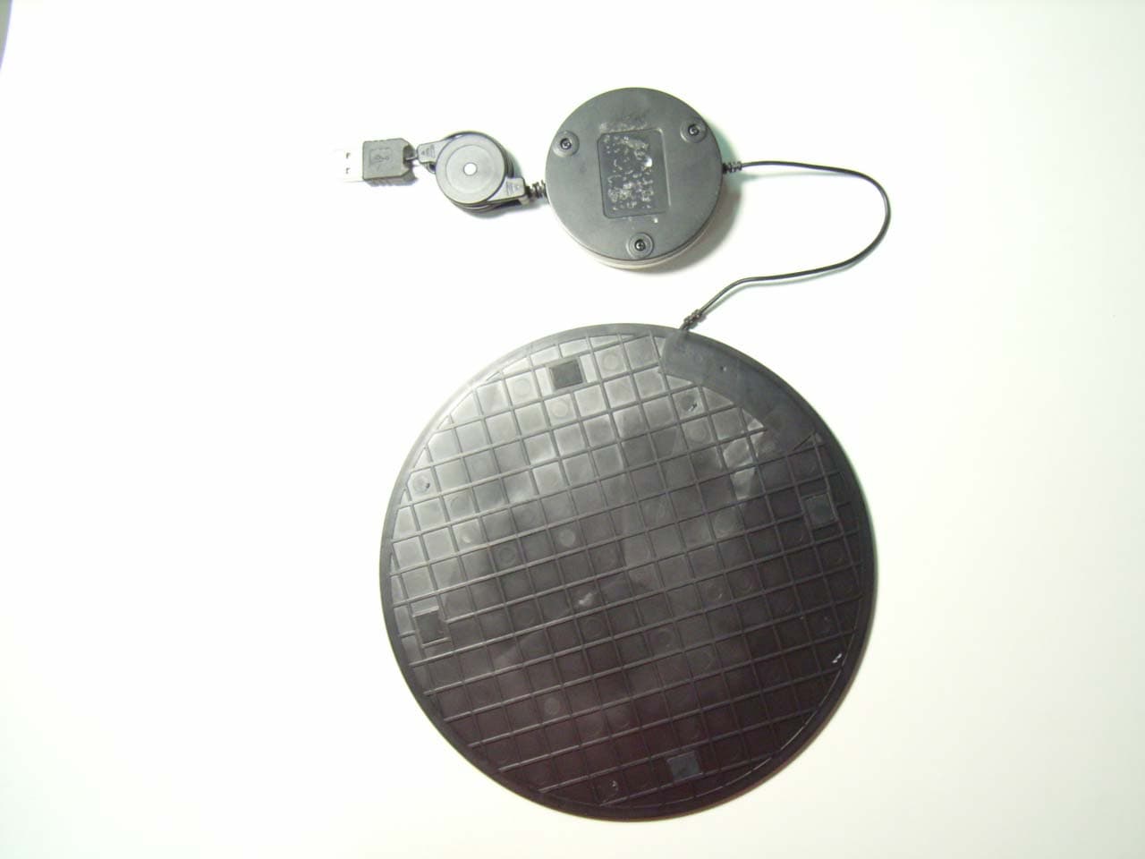 Wireless Battery Free Optical Mouse (Pad) - FCC ID H8GMPD18 - A Four Tech Co Ltd