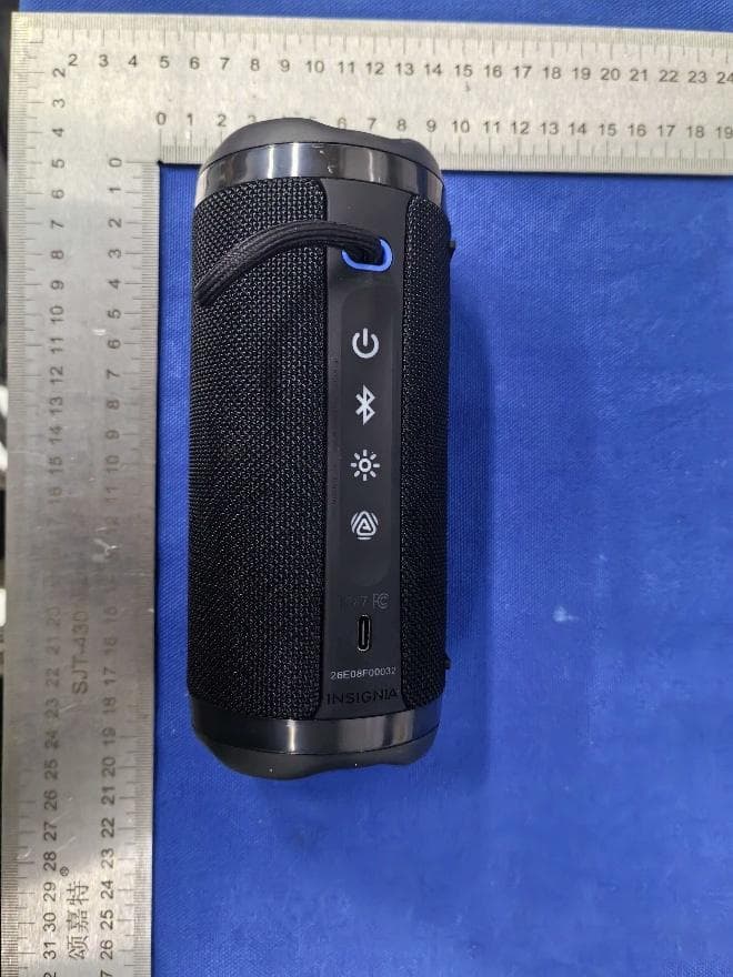 Medium Portable Bluetooth Speaker - FCC ID HBOWT2627 - SHENZHEN FENDA TECHNOLOGY CO., LTD.
