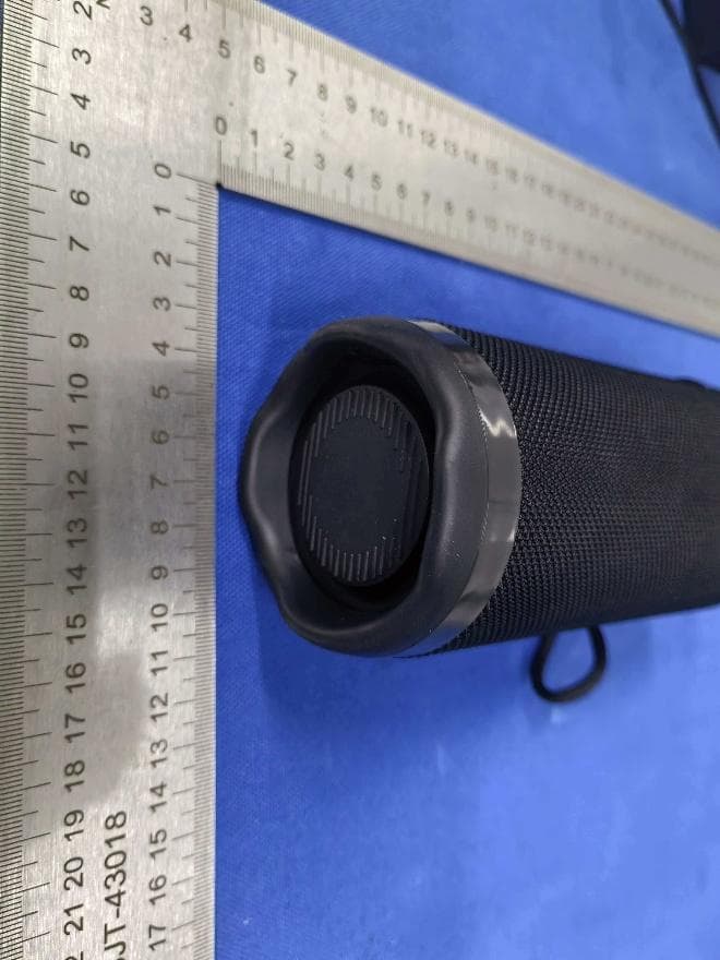 Medium Portable Bluetooth Speaker - FCC ID HBOWT2627 - SHENZHEN FENDA TECHNOLOGY CO., LTD. (3)