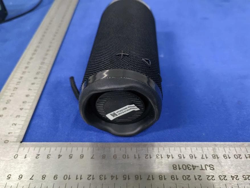 Medium Portable Bluetooth Speaker - FCC ID HBOWT2627 - SHENZHEN FENDA TECHNOLOGY CO., LTD. (4)