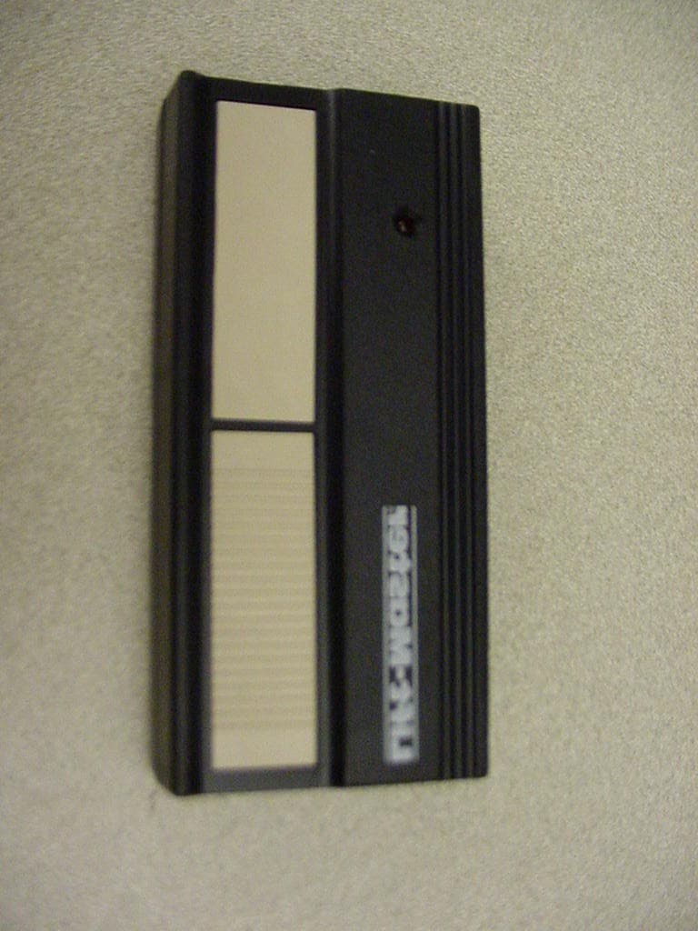 Remote Control Transmitter - FCC ID HBW2139 - Chamberlain Group LLC, The (2)