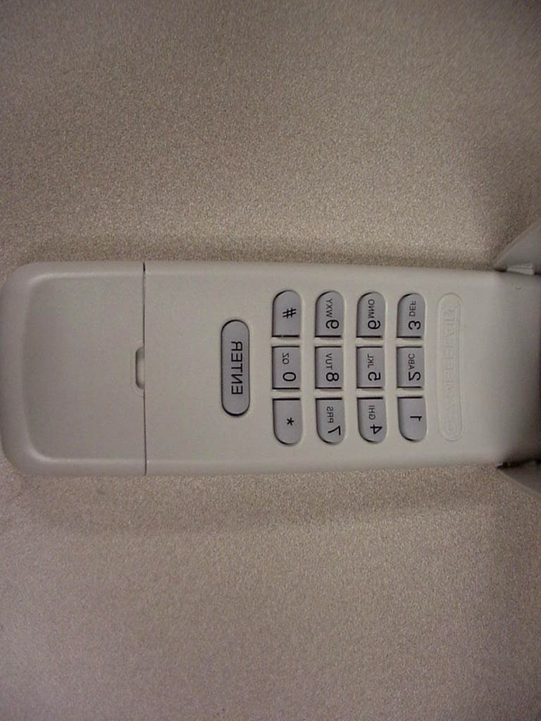 Remote Control Transmitter - FCC ID HBW2228 - Chamberlain Group LLC, The (2)