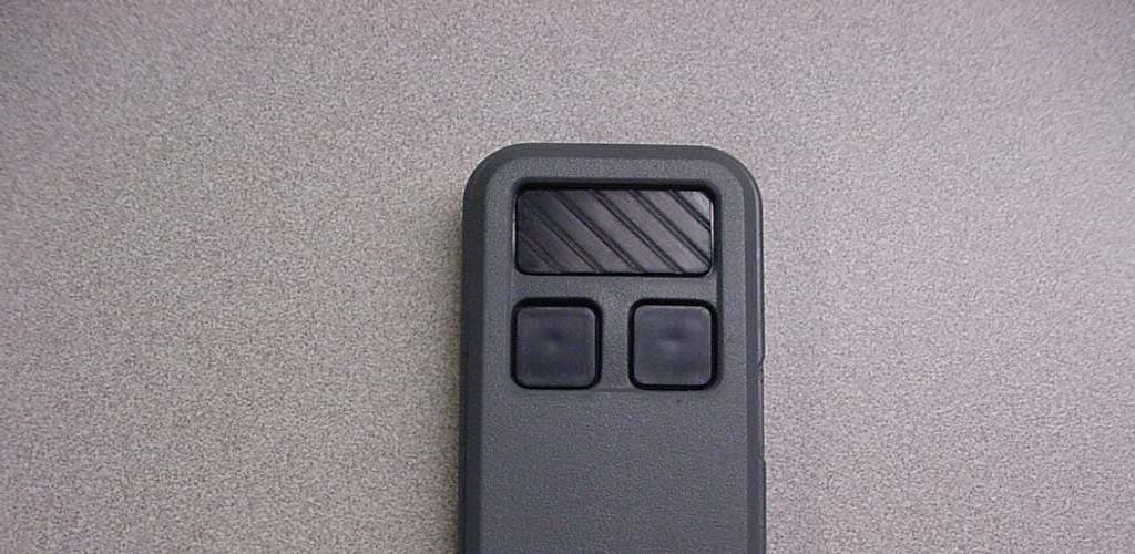 Remote Control Transmitter - FCC ID HBW7253 - Chamberlain Group LLC, The (2)