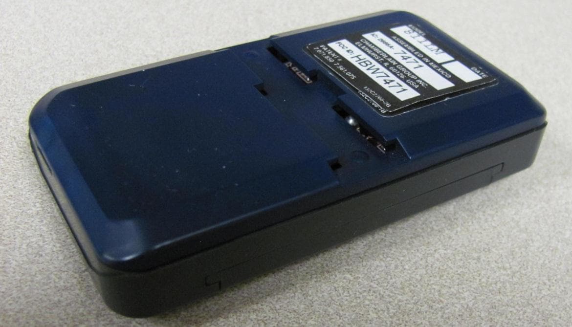 Remote Control Transmitter - FCC ID HBW7471 - Chamberlain Group LLC, The (2)