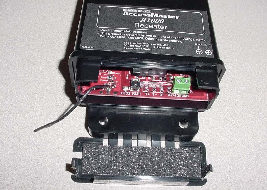 Repeat data and voice traffice in an Overlock and intercom network - FCC ID HBWGCU2 - Chamberlain Group LLC, The