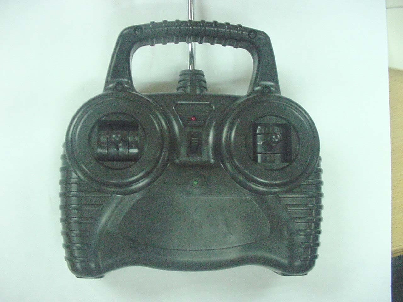 27MHz REMOTE CONTROL TRANSMITTER - FCC ID HDT80TX136 - Kin Yat Industrial Co Ltd