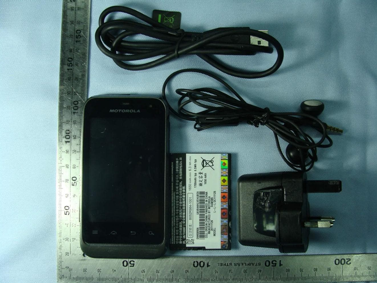QUAD-BAND GSM/GPRS/EDGE AND DUAL-BAND WCDMA MOBILE PHONE WITH BT/WIFI - FCC ID IHDP56MK3 - Motorola Mobility LLC (4)