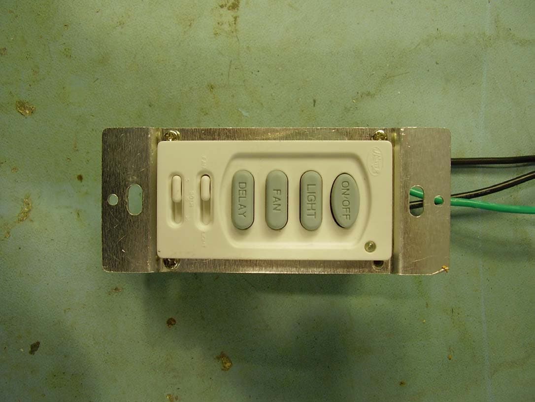 Remote control transmitter for ceiling fan lamp - FCC ID IN2TX22 - Hunter Fan Company (2)