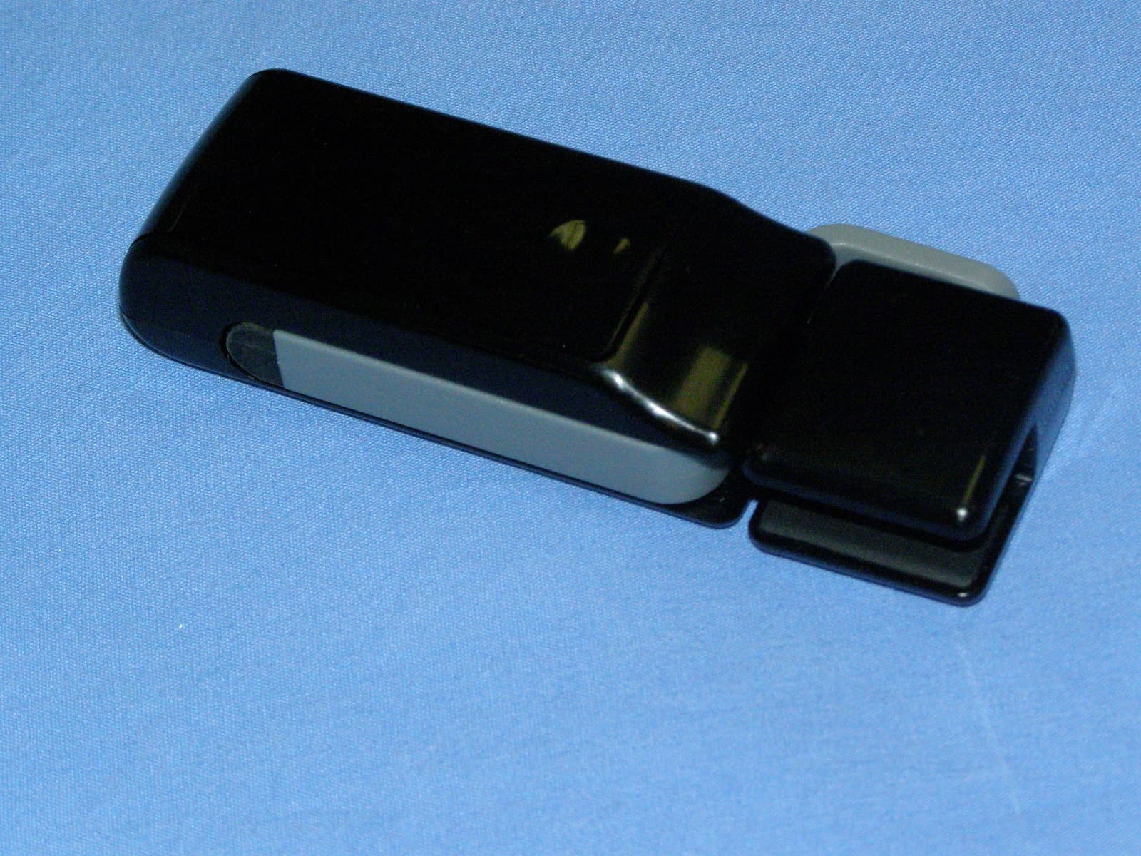 LiveAction Camera Remote (F8Z896) - FCC ID K7SF8Z896 - Belkin International, Inc.