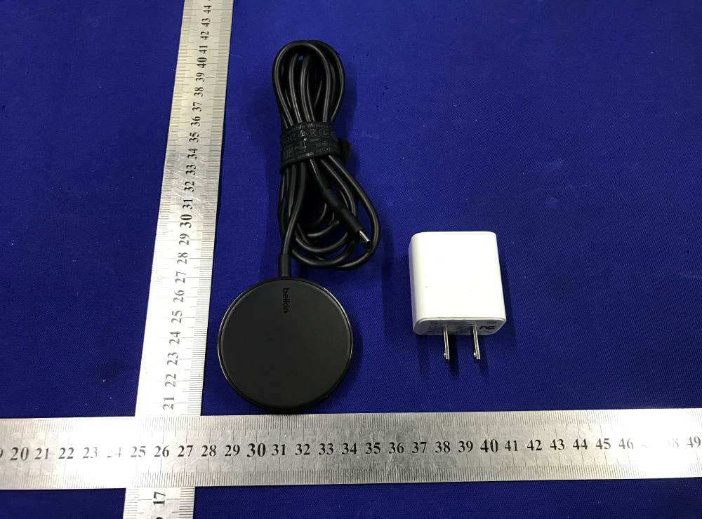 BOOST CHARGE Magnetic Portable Wireless Charger Pad - FCC ID K7SWIA005 - Belkin International, Inc. (4)