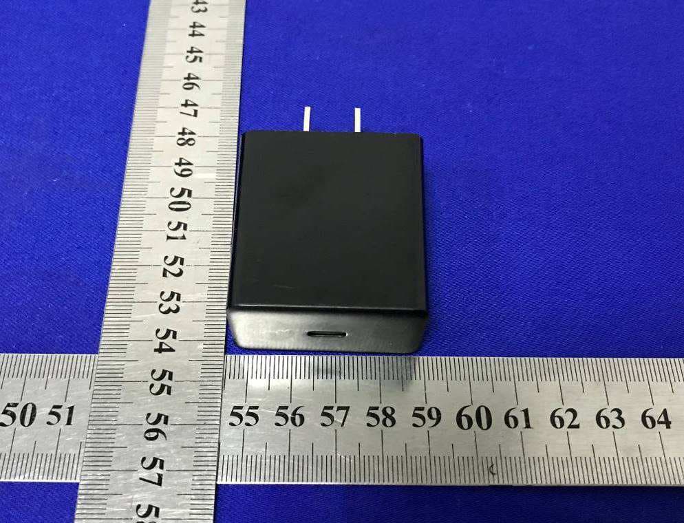 BOOSTCHARGE Portable Wireless Charger + Stand Special Edition - FCC ID K7SWIZ003 - Belkin International, Inc. (2)