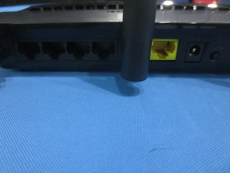 AC750 Dual Band Wi-Fi Router - FCC ID KA2IR813B1 - D-Link Corporation (4)