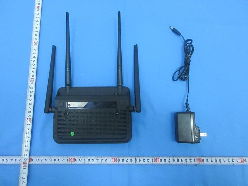 AC1200 Wi-Fi Router - FCC ID KA2IR822E1 - D-Link Corporation (4)
