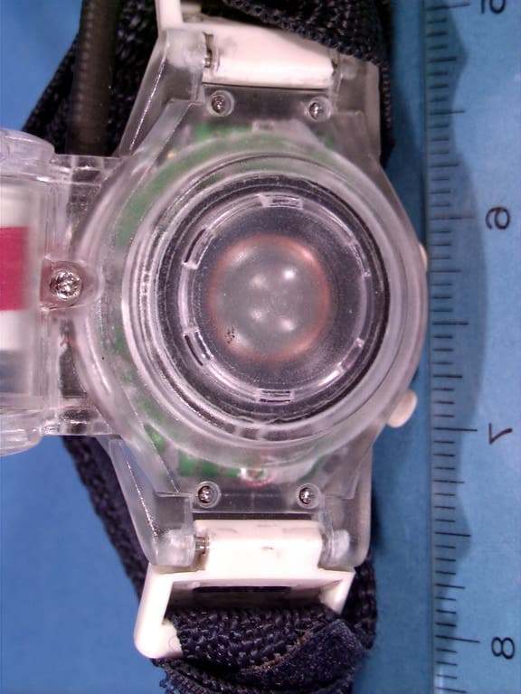 2-Way Portable FM Wrist-worn Radio Transceiver (FR - FCC ID KNZ48413 - DSI (HK) Ltd