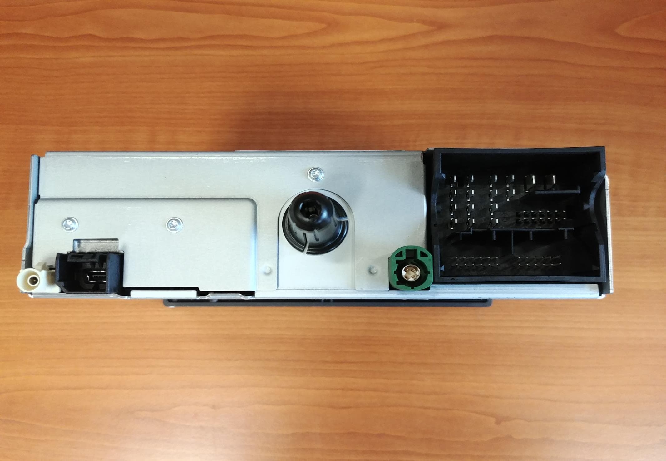 Radio and Entertainment Module - FCC ID LTQVTREM2 - Aptiv Services Deutschland GmbH (4)