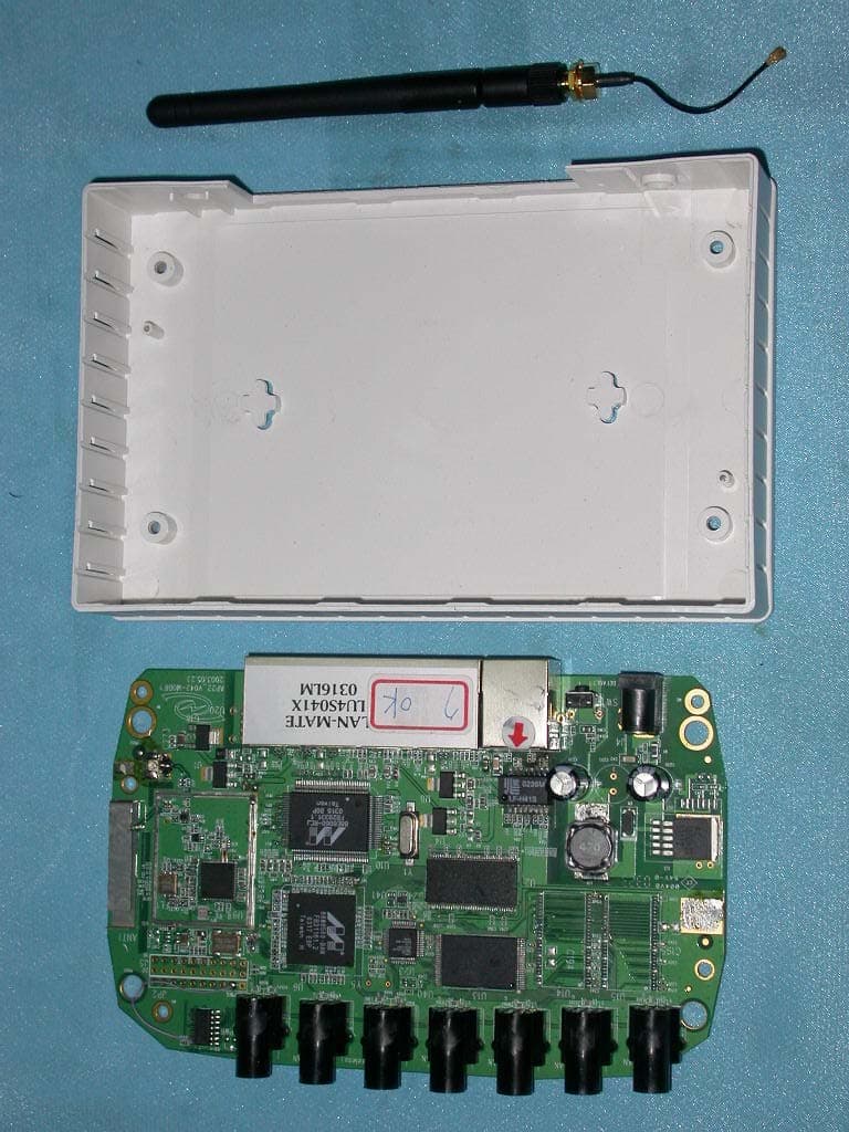 802.11b Wireless Router - FCC ID M4Y-002250 - Z Com Inc (2)