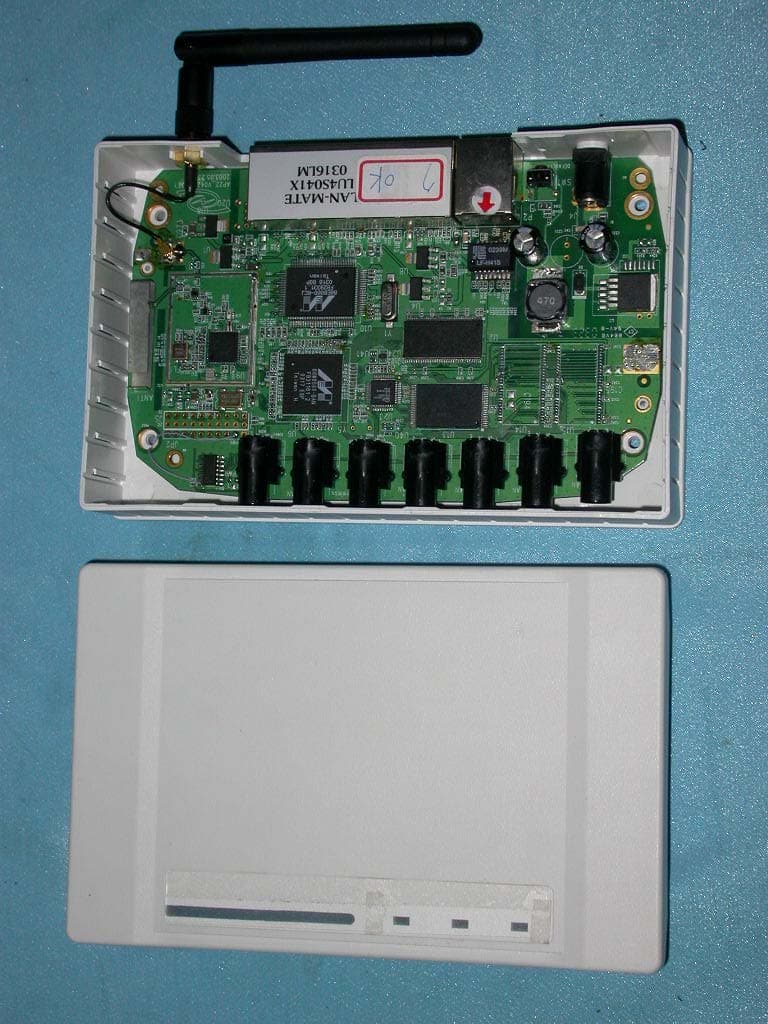802.11b Wireless Router - FCC ID M4Y-002250 - Z Com Inc (3)