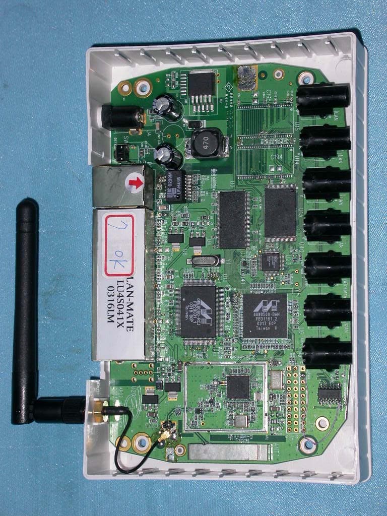 802.11b Wireless Router - FCC ID M4Y-002250 - Z Com Inc