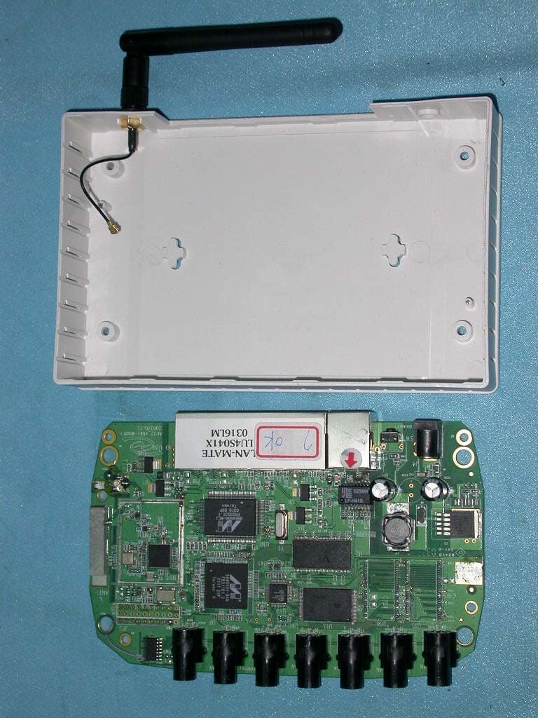802.11b Wireless Router - FCC ID M4Y-002250 - Z Com Inc (4)