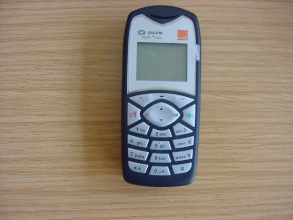 GSM 850/1900 Mobile Phone - FCC ID M9HA2005WR2 - Sagem Wireless (2)
