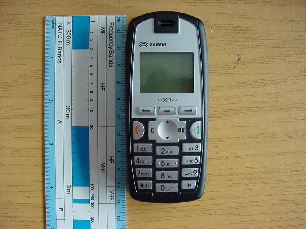 GSM 850/1900 Mobile Phone - FCC ID M9HA2005WR3 - Sagem Wireless (2)