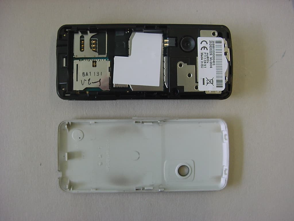 GSM 900/1800/1900 and WCDMA Mobile Phone with BT - FCC ID M9HMU2006V - Sagem Wireless (4)