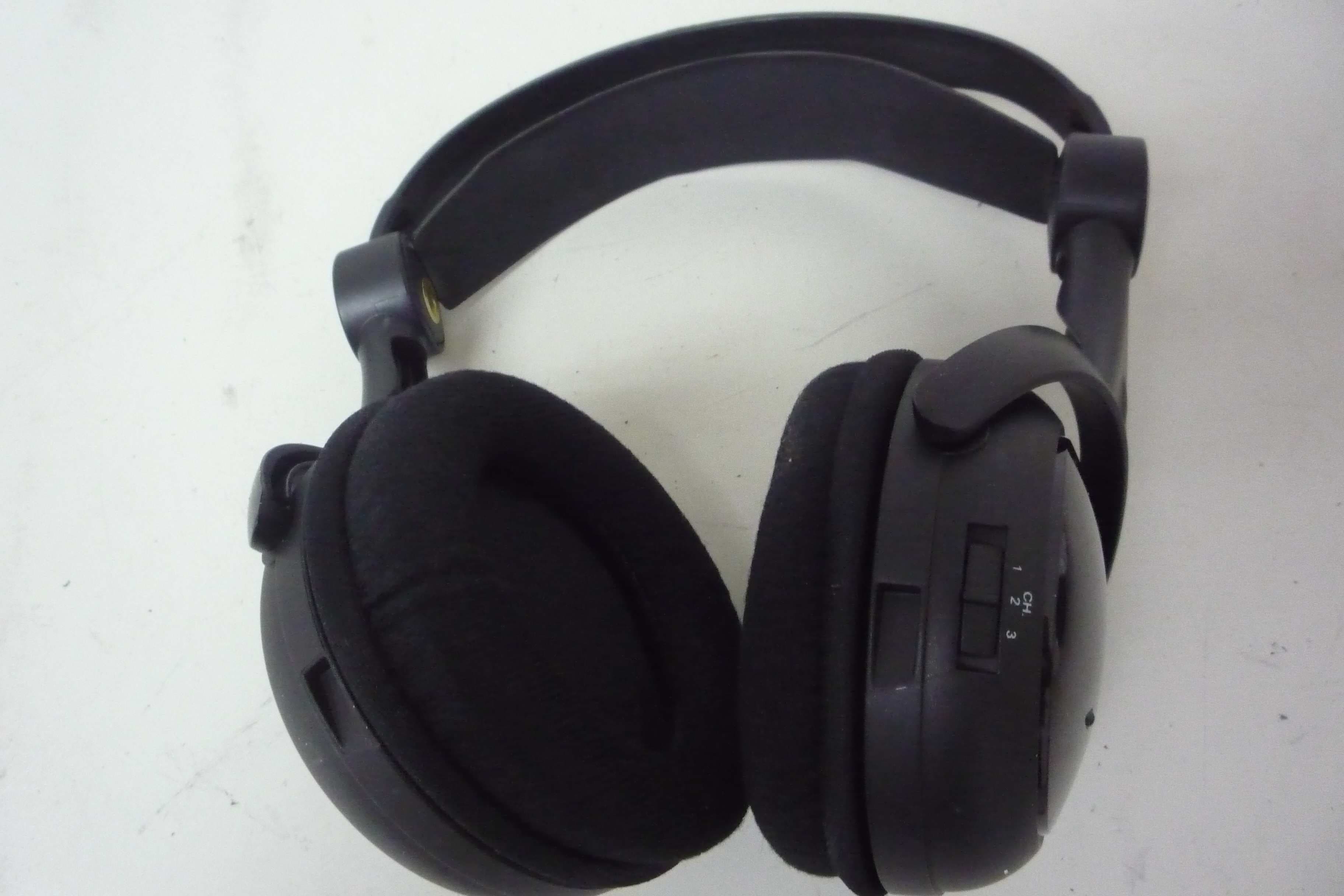 Receiver of Wireless Headphone - FCC ID MVAWHP141-002R - Uni-Art Precise Products Ltd