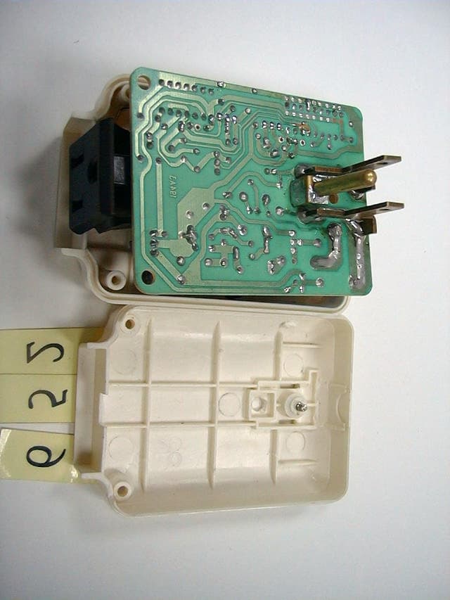 Receiver to control remote power outlet - FCC ID NHSPTRX196 - Powertech Industrial Co Ltd (3)
