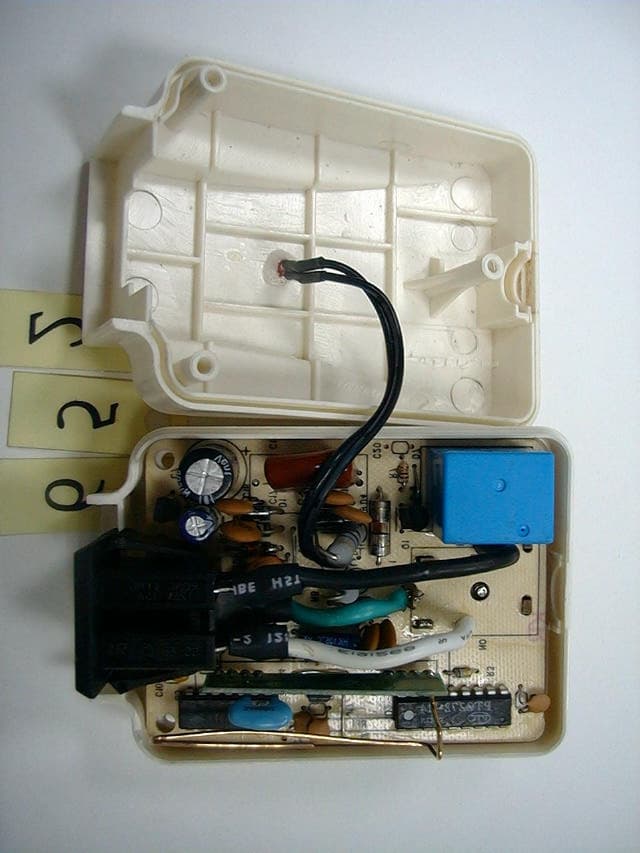 Receiver to control remote power outlet - FCC ID NHSPTRX196 - Powertech Industrial Co Ltd (2)