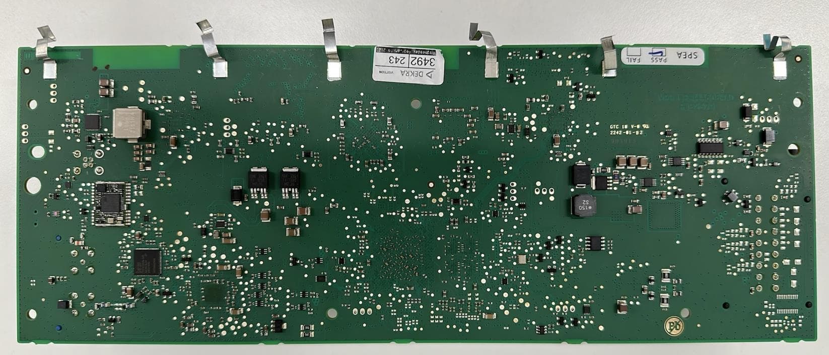 Instrument cluster functionality as included HD Radio NA, DAB Radio EU, or FM/AM Radio RoW, plus connectivity (USB, Bluetooth and Wi-Fi connections for Cellphone and Helmets) - FCC ID NT8-HARLEYIFCU - Visteon Corporation