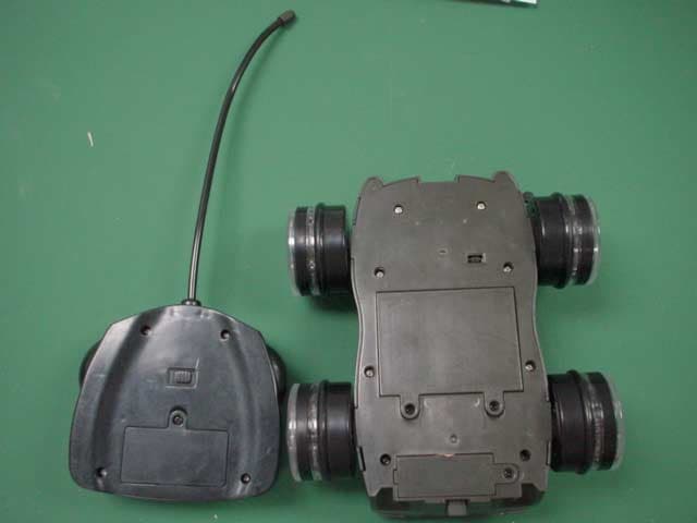 27MHz WIRELESS R/C TRANSMITTER - FCC ID OKP51615 - WowWee Group Limited (2)