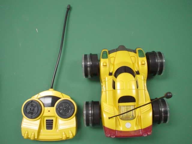 49 MHz WIRELESS R/C TRANSMITTER - FCC ID OKP51615A - WowWee Group Limited