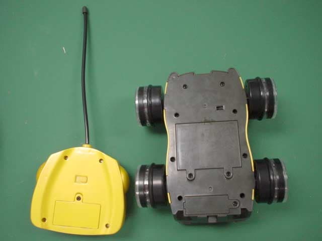 49 MHz WIRELESS R/C TRANSMITTER - FCC ID OKP51615A - WowWee Group Limited (2)